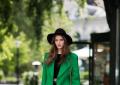 Какво да носите със зелено яке Дамско светло зелено яке