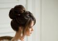Gaya rambut pernikahan dengan kerudung Cara membuat sanggul tebal untuk pernikahan