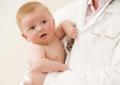 Hva du skal gjøre hvis babyen din hoster og nyser uten feber