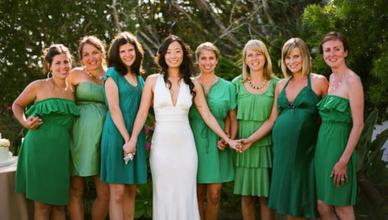 Qué llevar con un vestido verde: combinaciones elegantes con un color natural expresivo.