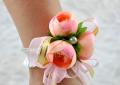 Opções de pulseiras para madrinhas feitas com flores artificiais