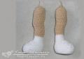 Picioarele care se mișcă la genunchiul unei păpuși tricotate