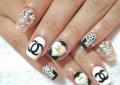 Diamantes en las uñas: manicura al estilo de Coco Chanel Hermosa manicura al estilo rockero