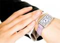 ¿Cómo se puede limpiar la pulsera de un reloj de acero?