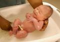 Prvo kupanje novorođenčeta: detaljan vodič za roditelje o higijeni bebe